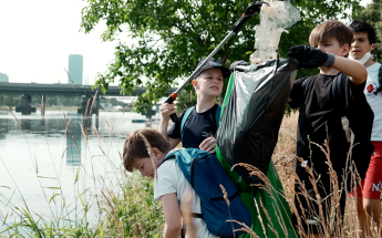 4 Jungs an der Donau beim Müllsammeln
