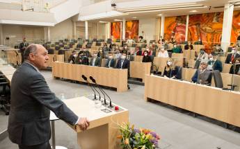 Nationalratspräsident Wolfgang Sobotka spricht am Rednerpult zu den Gästen des Dialogforums Ehrenamt