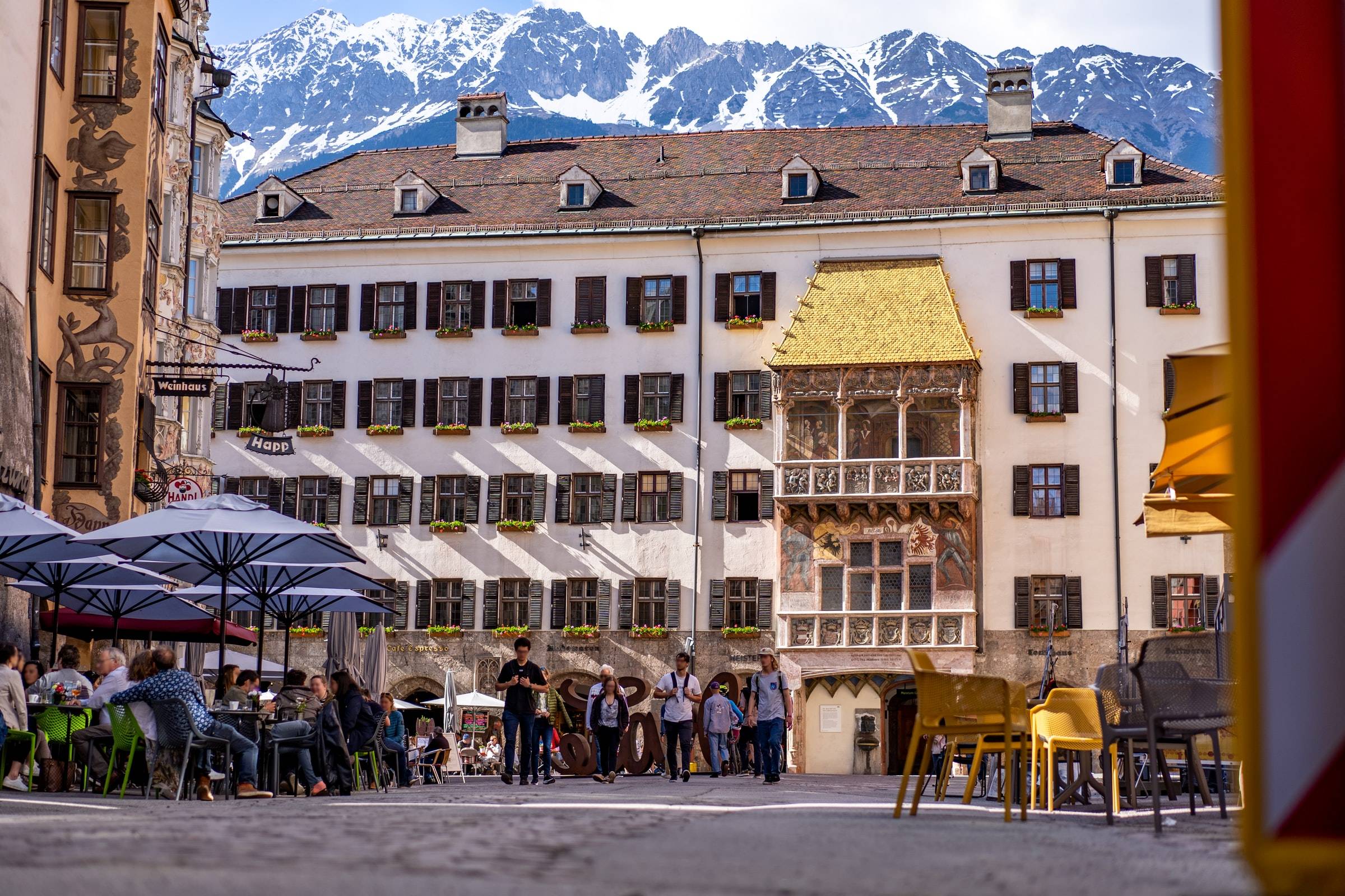 Menschen tummeln sich in der Altstadt der Stadt Innsbruck vor dem Goldenen Dachl